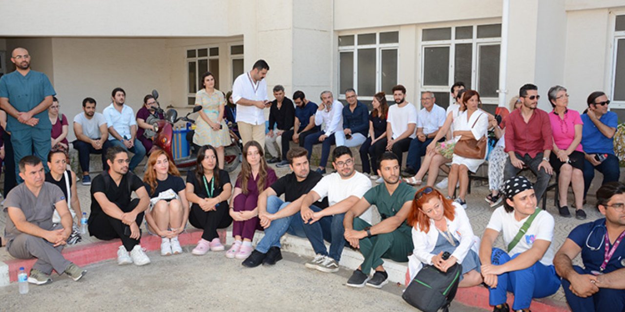 Adanalı doktorlardan oturma eylemi