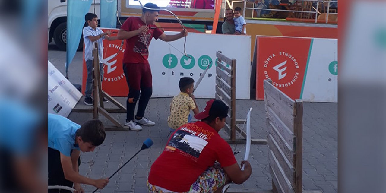 Depremzede çocuklar geleneksel sporları deneyimledi