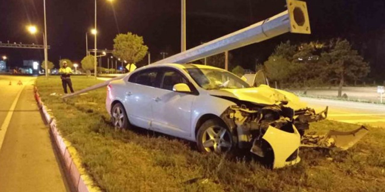 Ankara'da direğe çarpan sürücü yaralandı