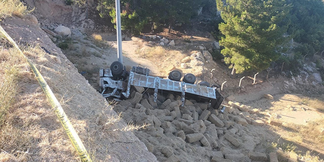 Kamyon istinat duvarından düştü: 1 ölü