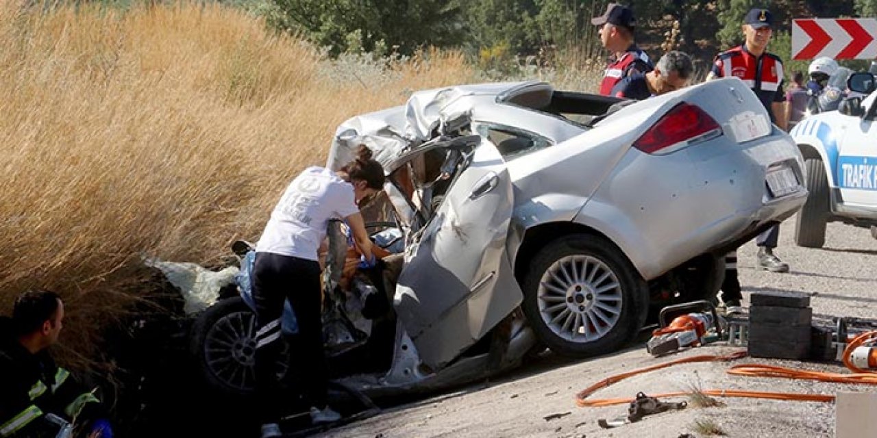 Tuğla yüklü TIR'la otomobil çarpıştı: 2 ölü