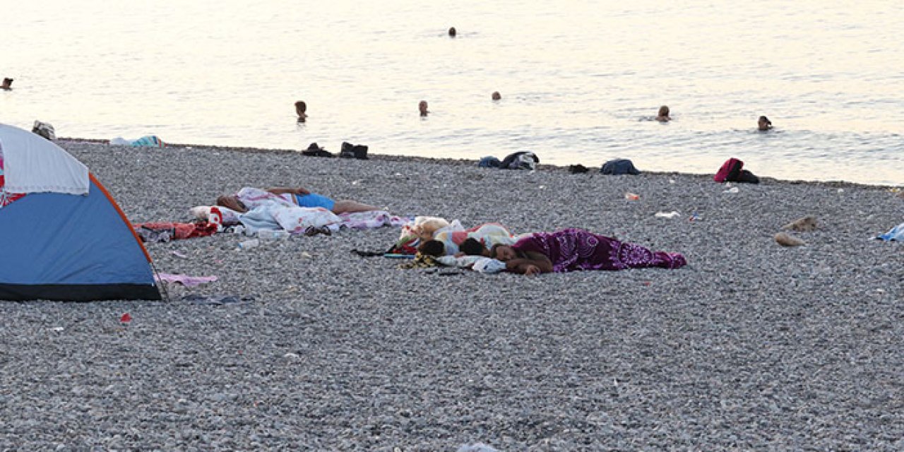 Aşırı sıcaklardan dolayı sahilde uyudular