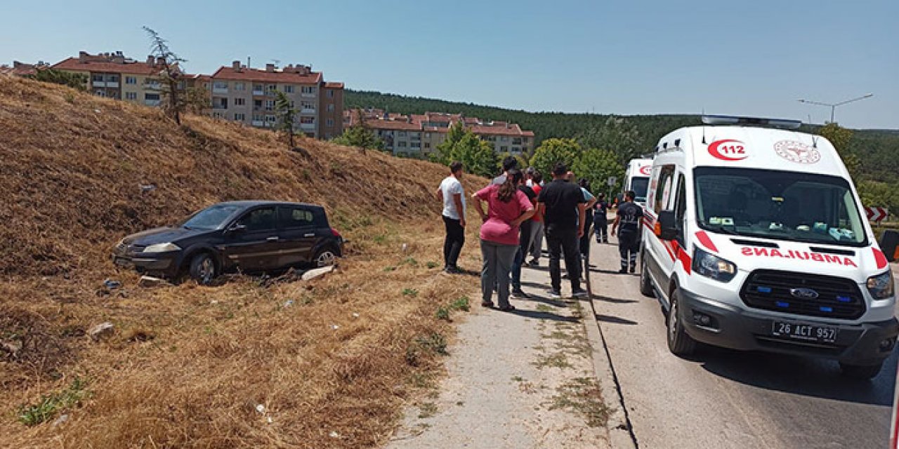 Kontrol çıkan otomobil anne ile oğluna çarptı