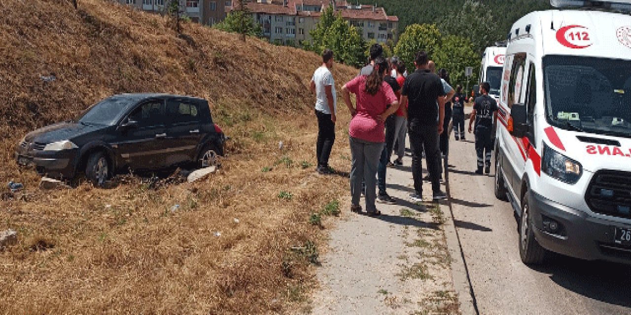 Çocuğuyla kaldırımda yürürken araba çarptı