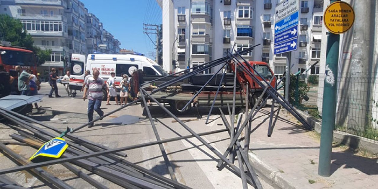 Demir yüklü kamyonetin freni boşaldı: 2 yaralı