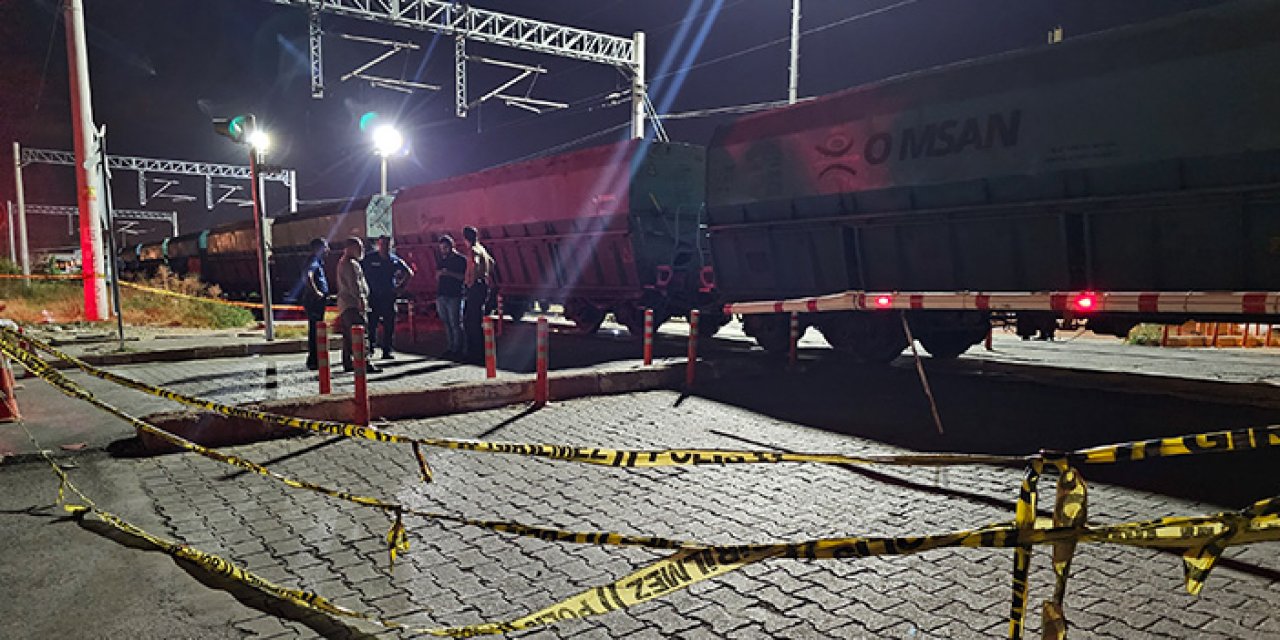 Raylardan geçerken yük treni çarptı yaşamını kaybetti
