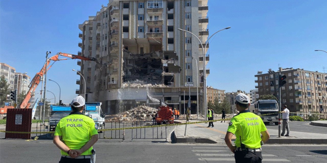 Türk bayrağını fark eden polis ağır hasarlı binanın yıkımını durdurdu