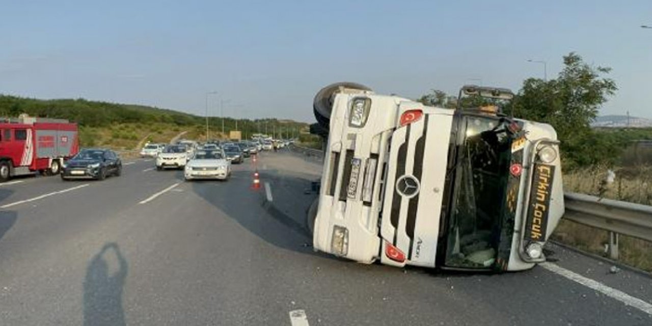 İstanbul'da mıcır yüklü kamyon devrildi: Yol kapandı