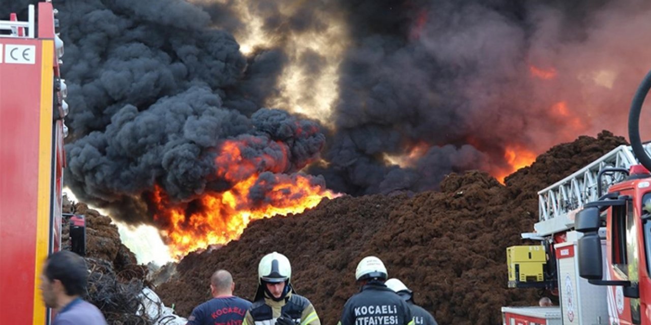 Geri dönüşüm fabrikasında çıkan dev yangına müdahale devam ediyor
