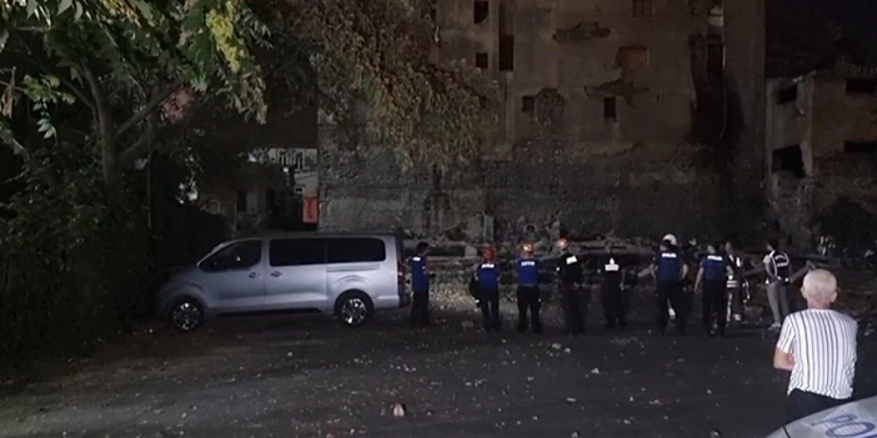 İstanbul'da 3 katlı bina çöktü
