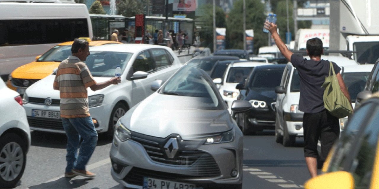 Sıcak hava etkisi: Otoyollarda su satanların geliri 15 bine yükseldi