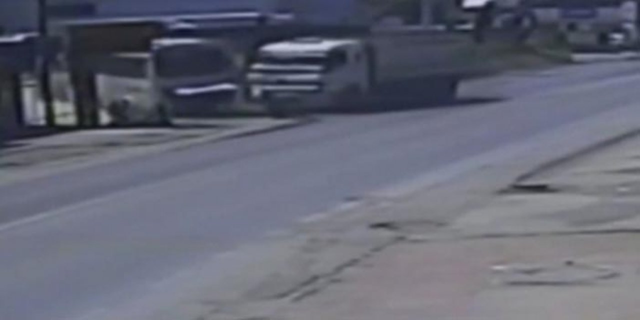 Hafriyat kamyonu midibüse çarptı: 8 yaralı