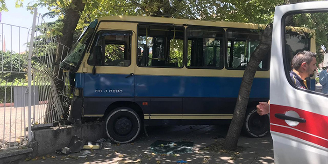 Keçiören'de freni boşalan dolmuş korkuluklara çarptı: 6 yaralı