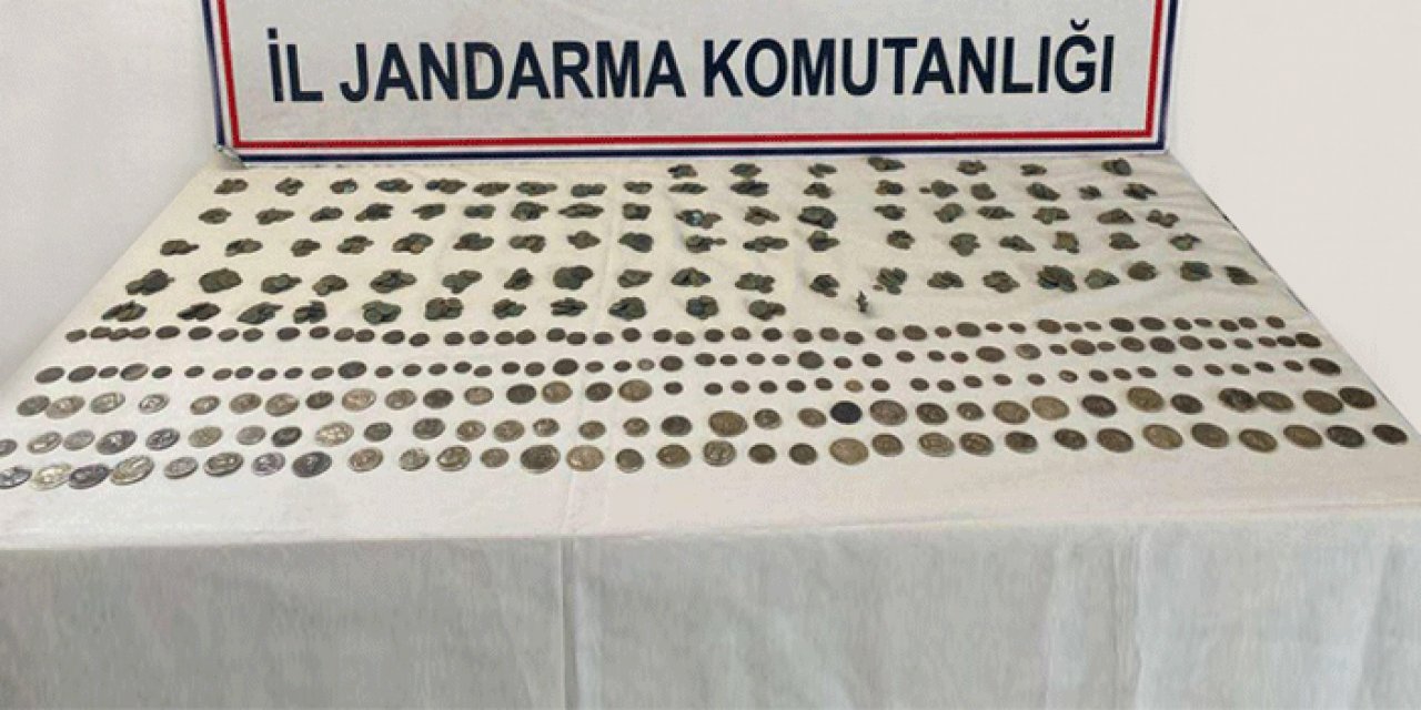 Tarihi sikkeleri satmaya çalışırken yakalandılar