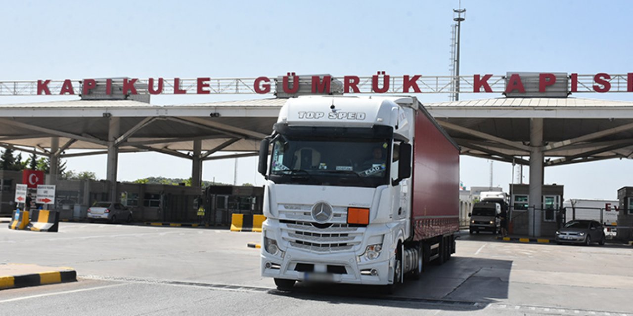 Göçmen taşıyan TIR’ın dorsesinde 2 ceset bulundu