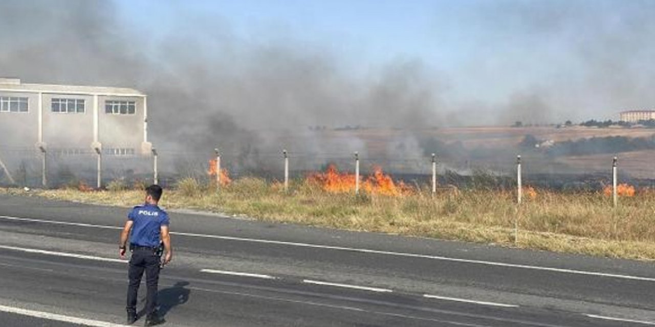 Anız yangını fabrikaya ulaşmadan son anda söndürüldü
