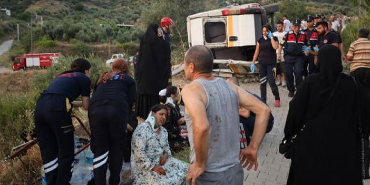Manisa'da minibüs devrildi: 20 kişi yaralandı