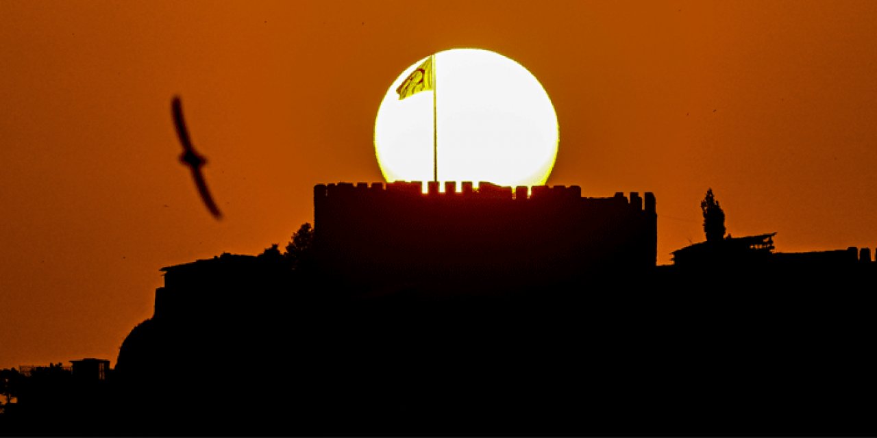 Gün Ankara Kalesi'nde doğuyor