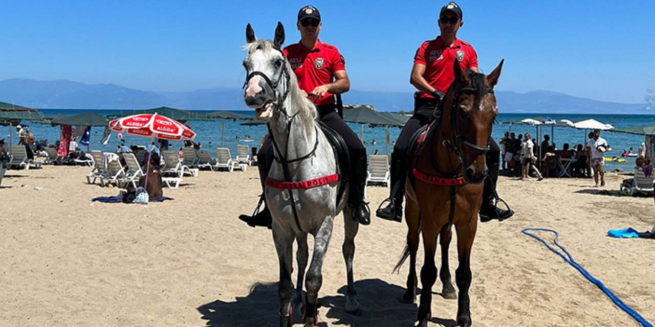 Atlı polisler devriye geziyor