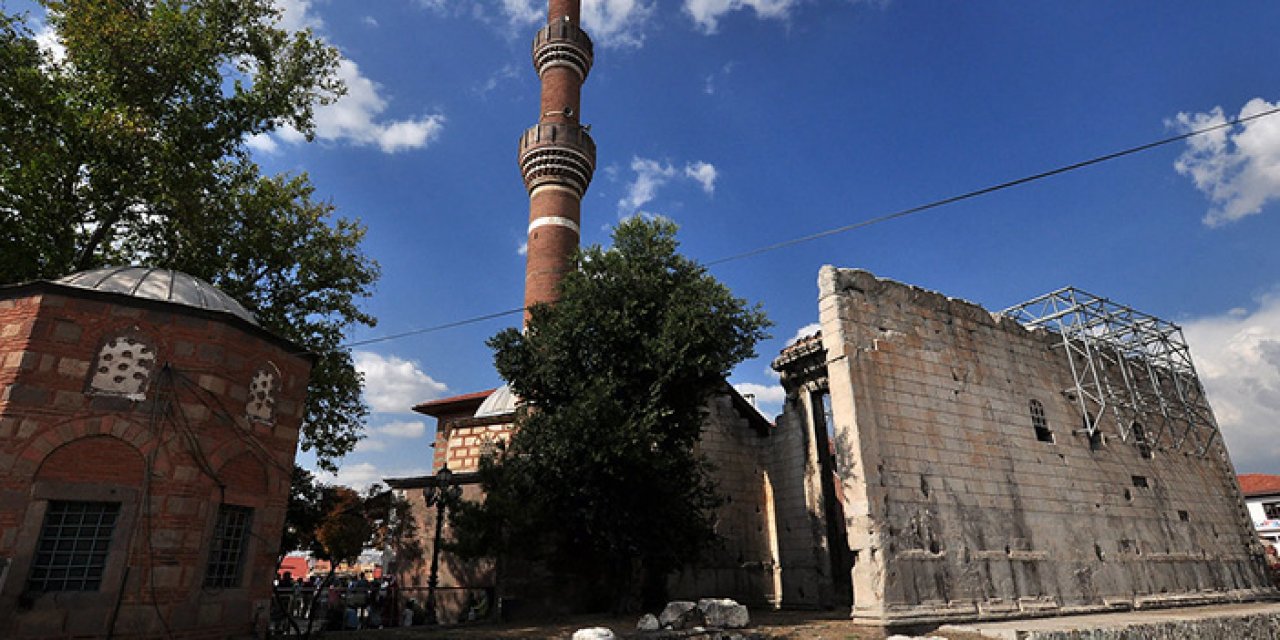 Ankara’nın manevi merkezi Hacı Bayram’ın avlusundaki tapınağı Amerika fonlamış