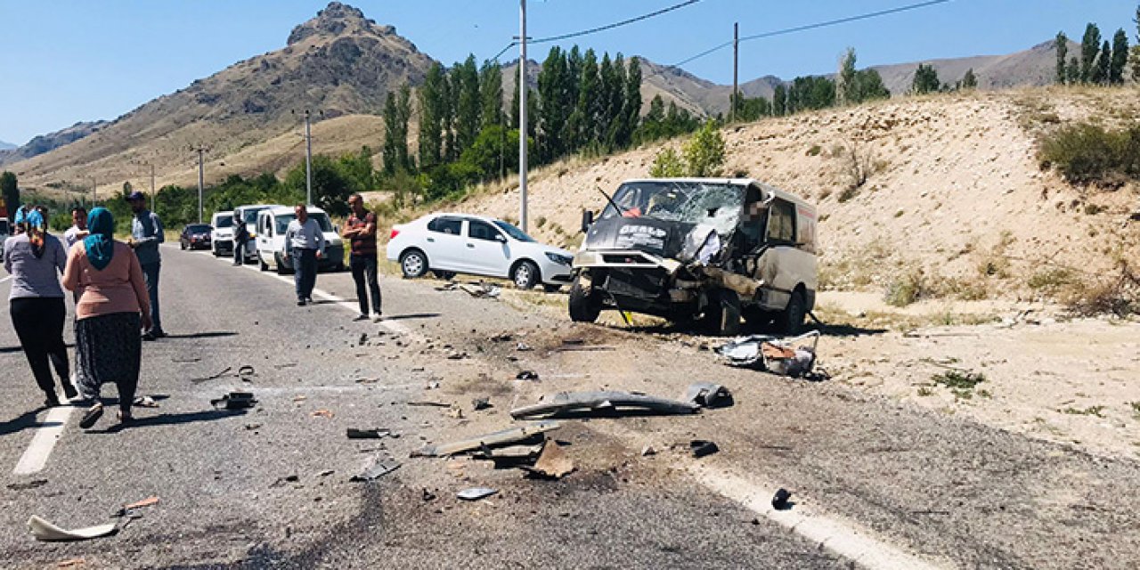 Minibüs ile otomobil çarpıştı: 2 ölü 1 yaralı