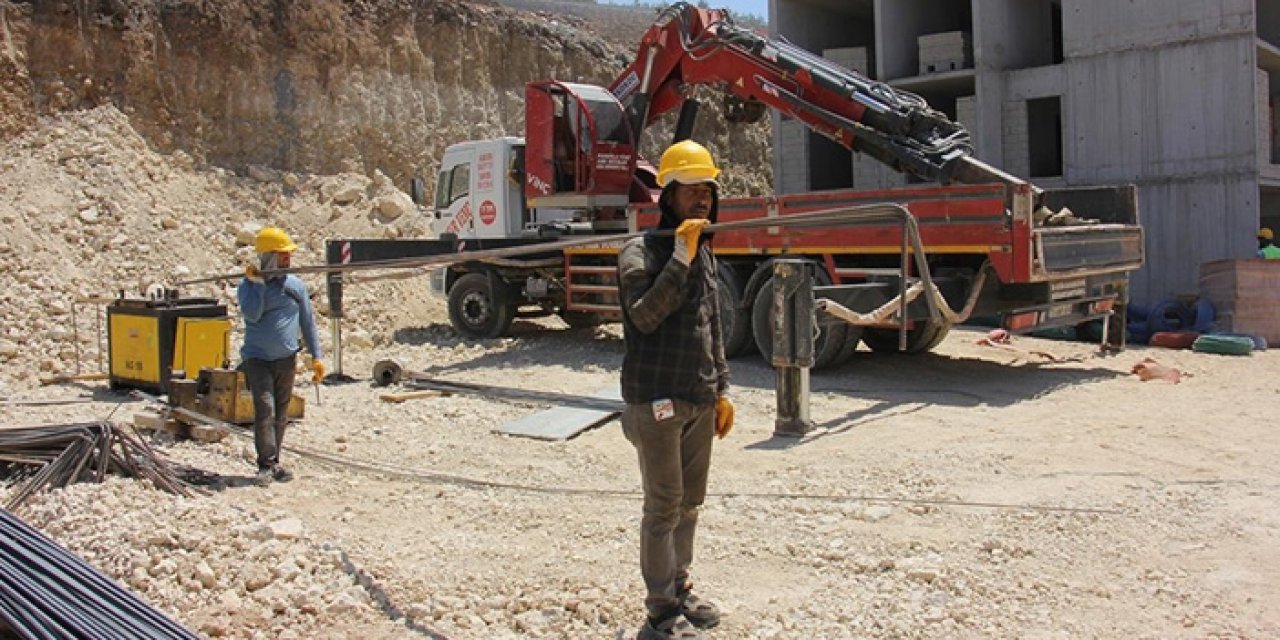 Depremzede inşaat ustaları afet konutlarının yapımında çalışıyor