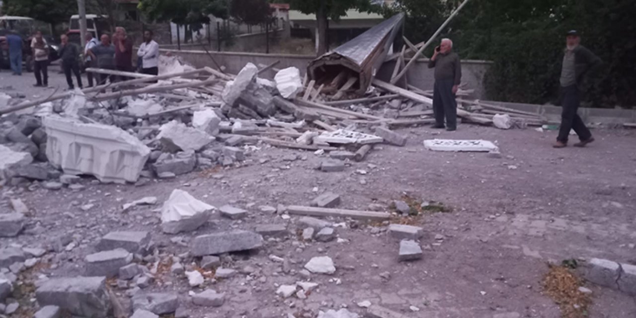 Fırtınada caminin minaresi yıkıldı