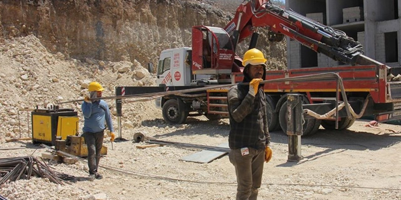 Depremzede ustalar yeni konut yapımlarında çalışıyor