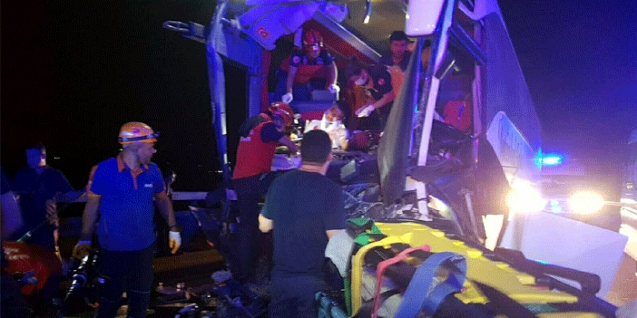 Yolcu otobüsü kaza yaptı: 2'si ağır 44 yaralı