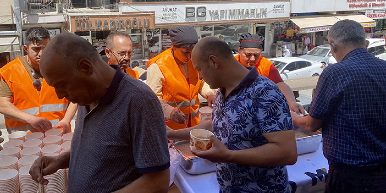 Vatandaşlara aşure ikramı yapıldı