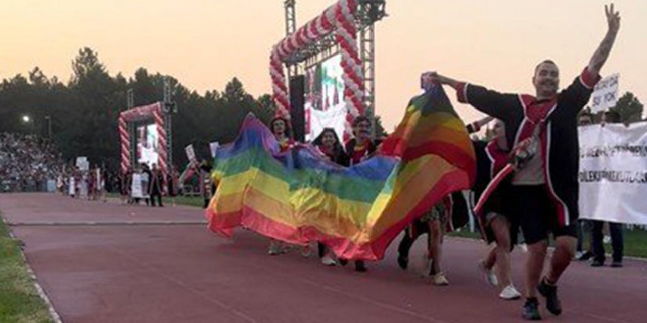 Ankara’da LGBT sapkınlığı! O üniversitenin mezuniyetinde LGBT bayrağı açıldı