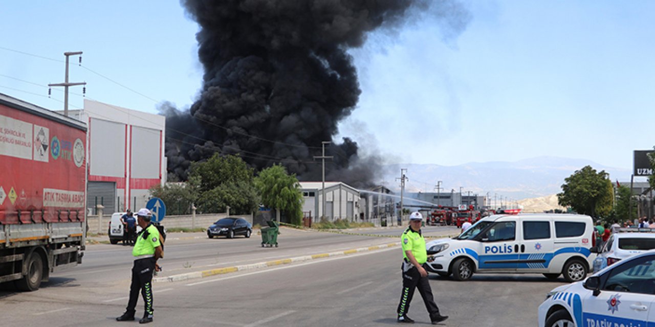 Geri dönüşüm tesisi alev alev yandı