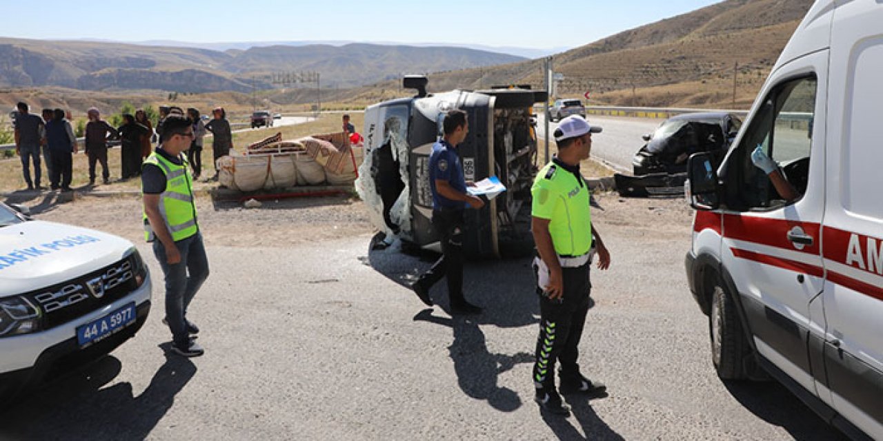 Minibüs ile otomobil çarpıştı: 9 yaralı