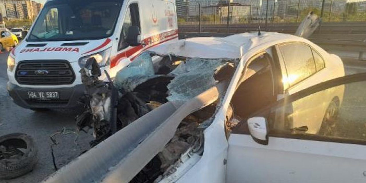 Otomobil bariyerlere saplandı: 1 ölü