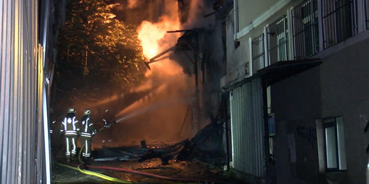 Metruk bina alev alev yandı: Yanındaki otelde panik yaşandı