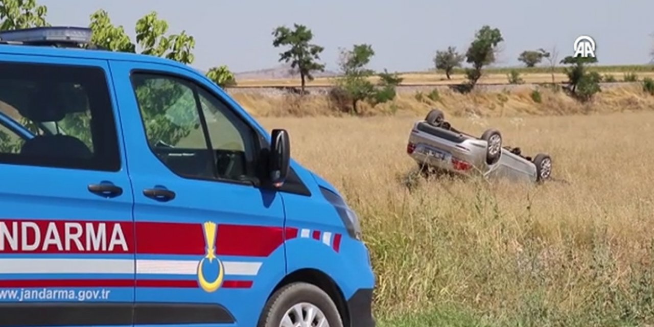 Tarlaya devrilen otomobilde 5 kişi yaralandı