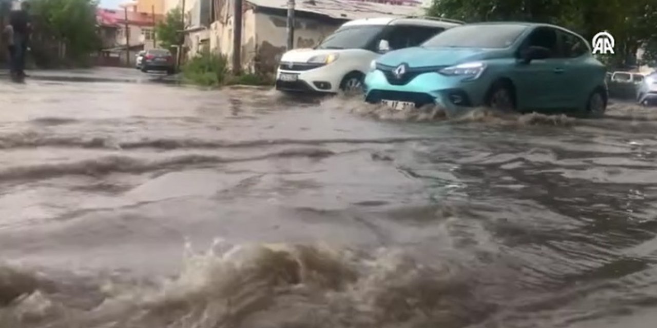 Kars'ta sağanak ve dolu etkili oldu: işyerlerini su bastı
