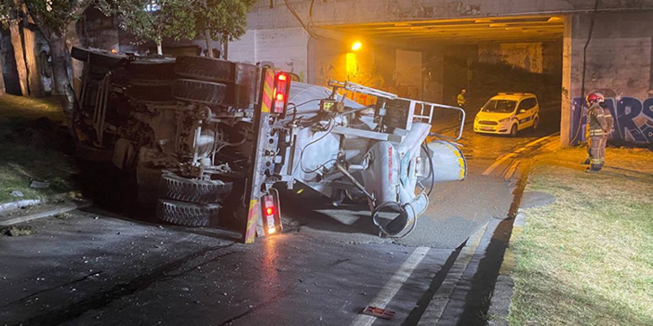 Beton mikseri devrildi: Betonlar yola saçıldı