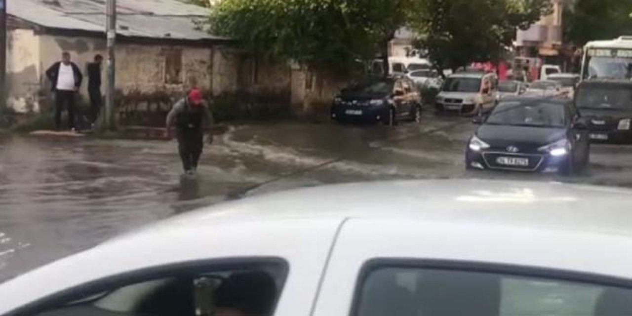 Yaz ortasında sağanak: Sokaklar göle döndü