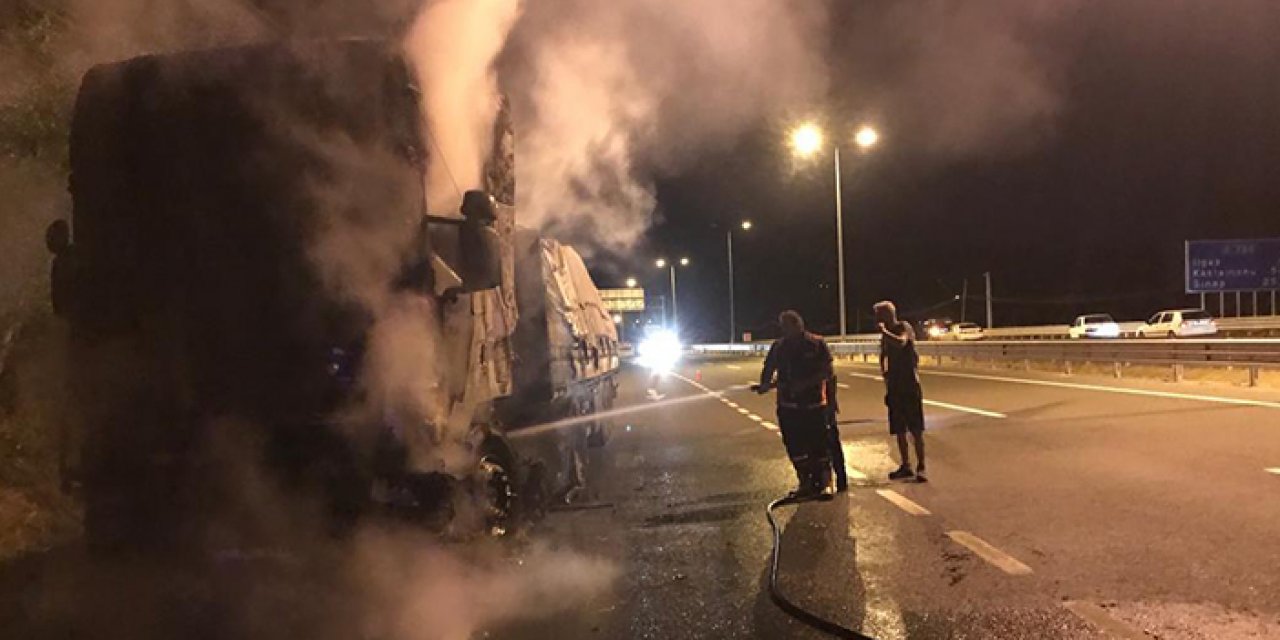 Alev alan sunta yüklü tır söndürüldü