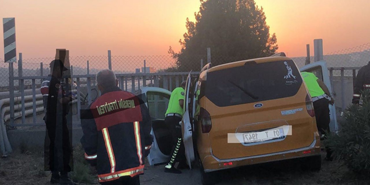 Taksi korkuluklara çarptı: Sürücü yaşamını yitirdi