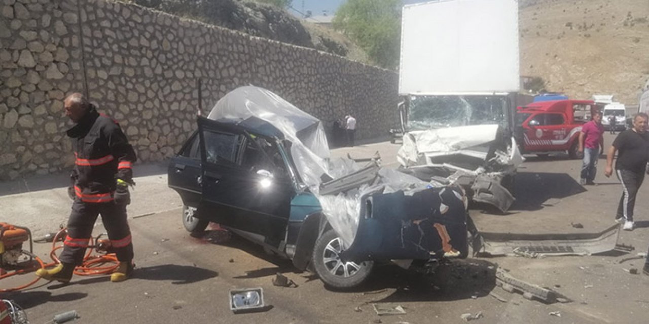 Kamyonet ile otomobil birbirine girdi: 2 ölü 1 yaralı