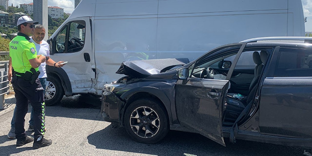 Otomobil ve minibüs birbirine girdi: 2 yaralı