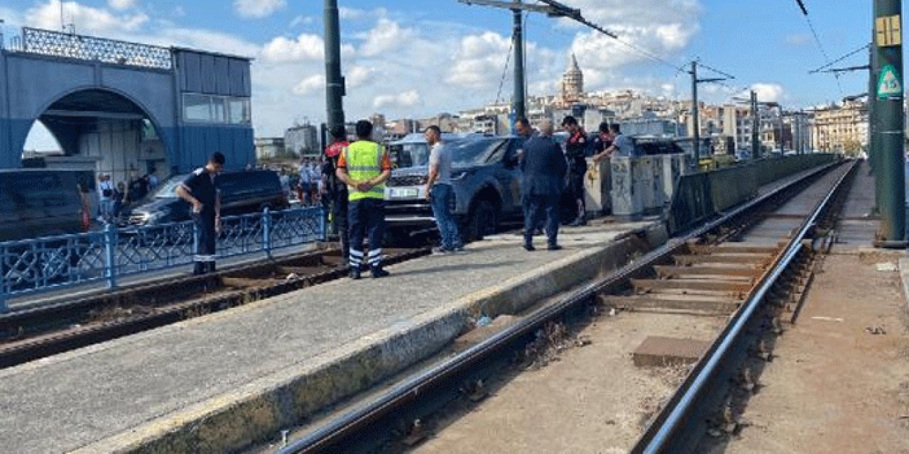 Tramvay yoluna giren araç seferleri durdurdu