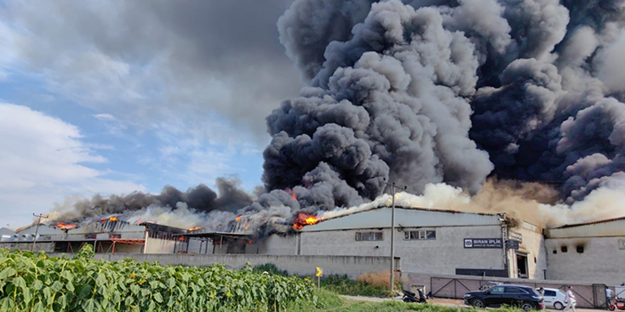 Fabrikada çıkan yangın büyüyerek devam ediyor