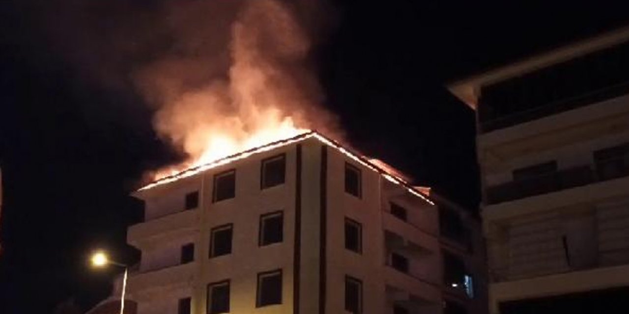 Elazığ’da apartmanın çatısı alev alev yandı
