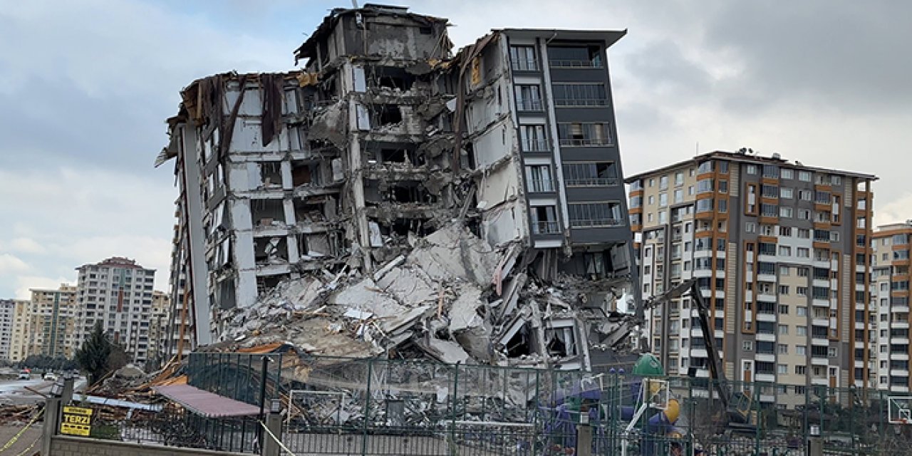 Deprem hasarlı binalar patlatarak yıkılacak