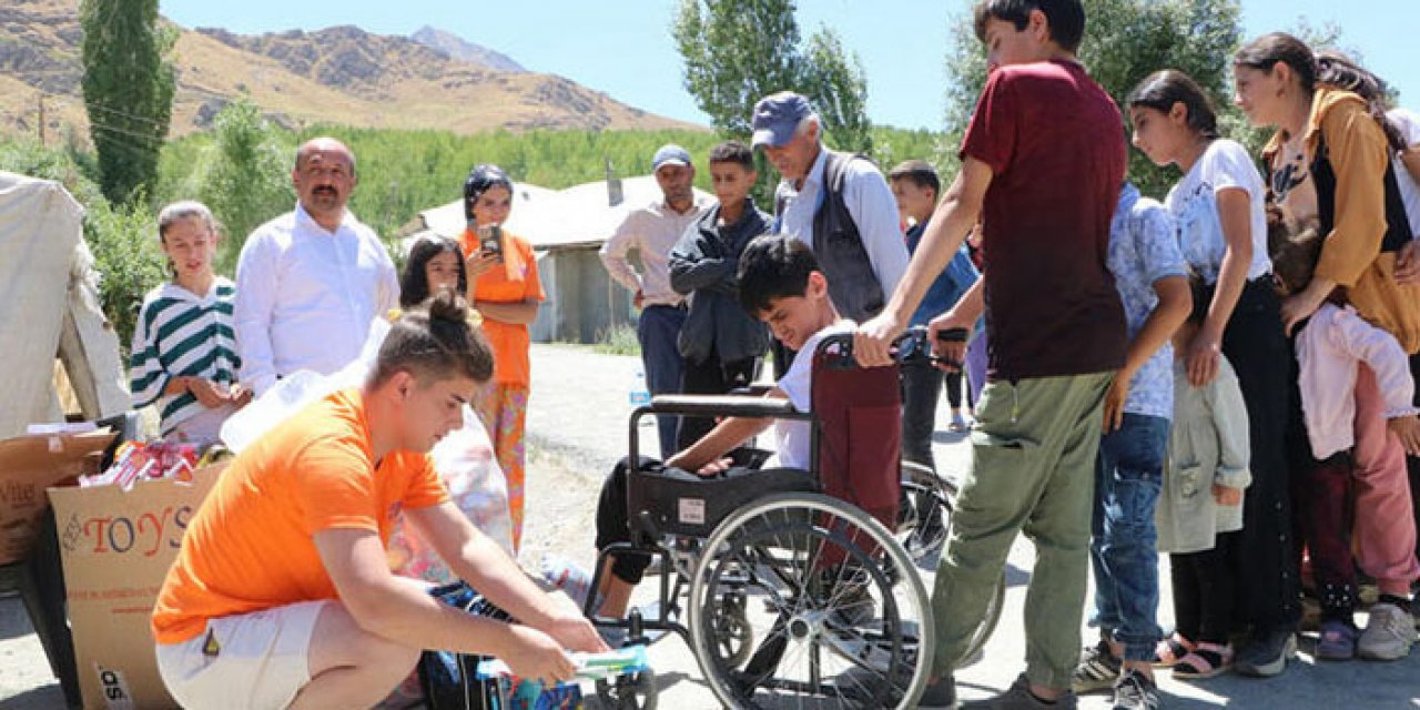 Köyleri gezip çocukları sevindirdiler
