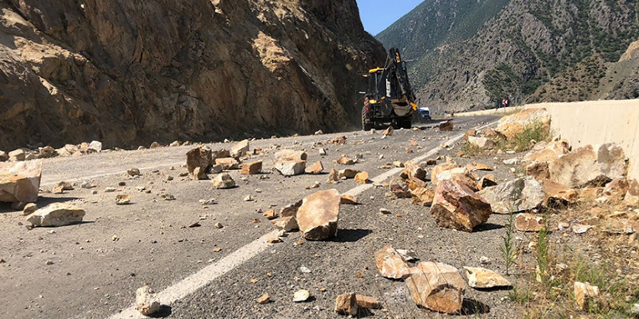 Düşen kaya parçalarını dağcılar temizlendi