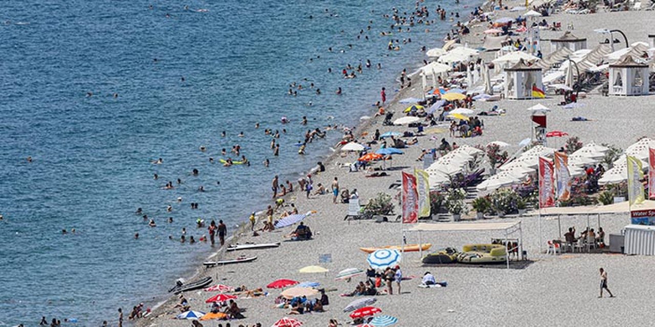Antalya sıcaktan kavruluyor: Plajlar doldu taştı